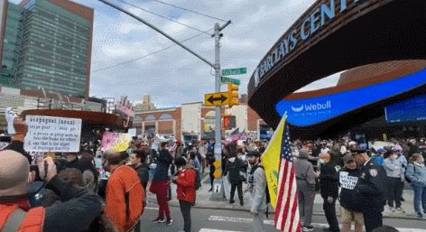 篮网主场首战涌现大批抗议者 人群高喊：支持欧文！