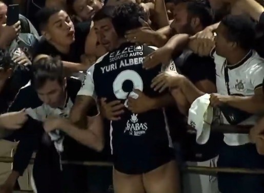 尴尬又无奈！科林蒂安球员打进绝杀球激情庆祝，球裤被球迷扯掉