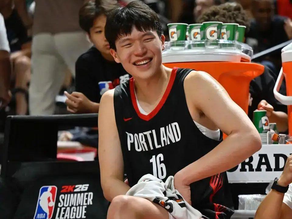 九五至尊-常规赛快结束了，杨瀚森连洛杉矶英文说不出来，球迷：换个翻译吧